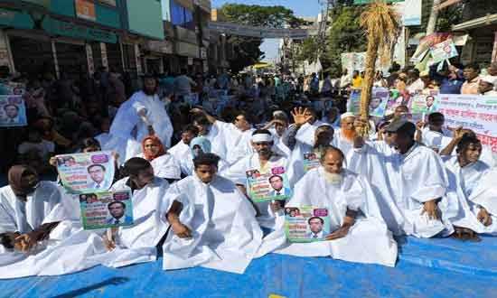 জামালপুরে মনোনয়ন পরিবর্তনের দাবিতে কাফনের কাপড় পরে অনশন